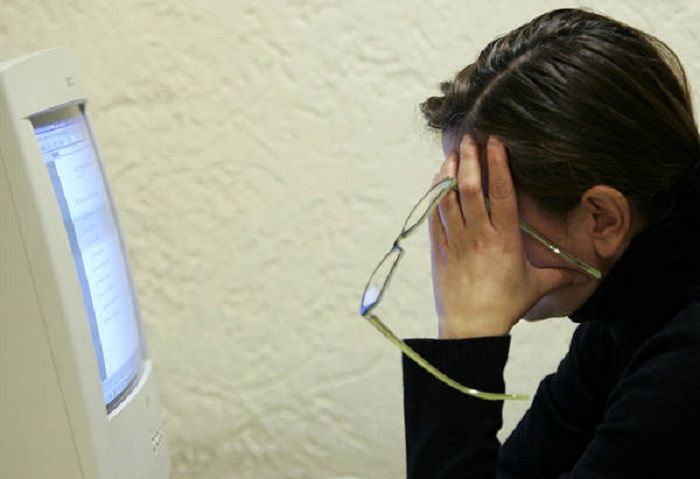 Donna guarda film a luci rosse gay e riconosce il marito