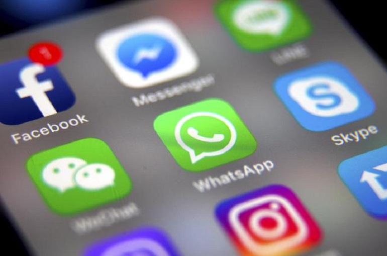 Facebook, Instagram e WhatsApp down. La nota... su Twitter: “Non è un attacco informatico” (foto Ansa)