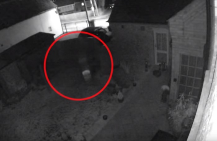 fantasma bambino giardino