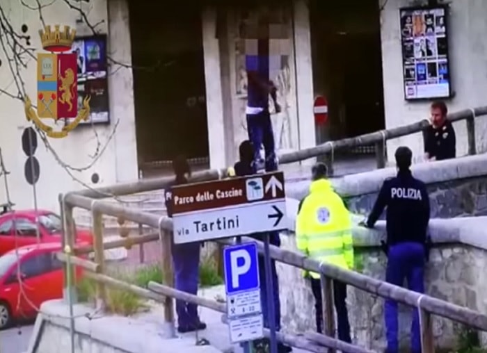 firenze poliziotto afferra volo