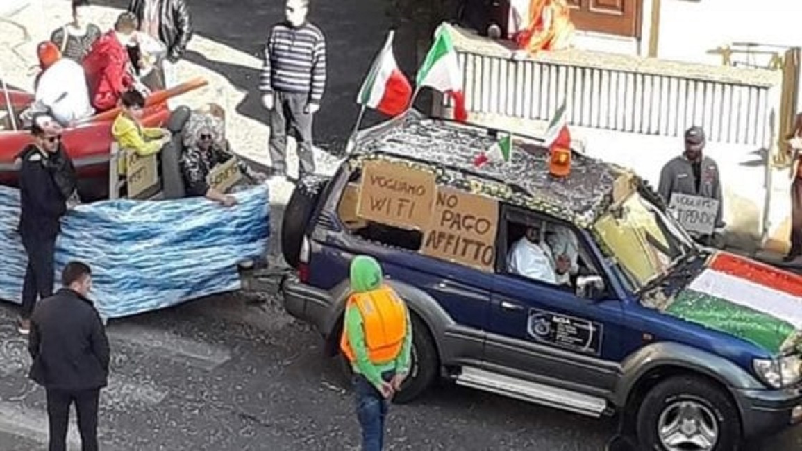 Formello, carro-barcone a sfilata di Carnevale e la scritta: "No pago affitto". Ma il sindaco lo difende: "Quale razzismo?"