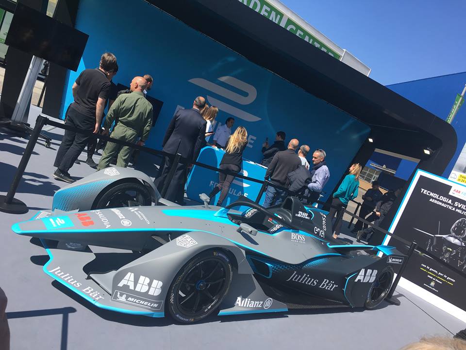 Formula E, Felipe Massa a Porta di Roma: bagno di folla per l'ex pilota della Ferrari