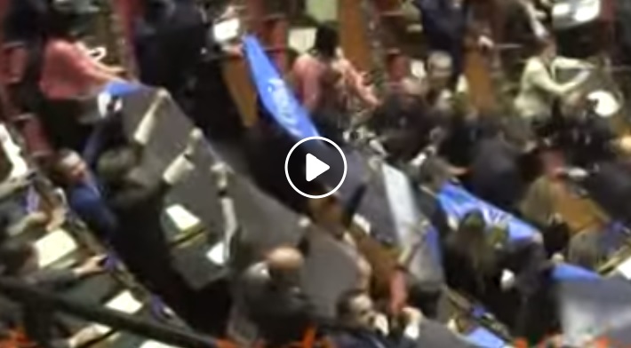 Legittima difesa, Forza Italia espone striscione: "Finalmente una cosa di centro-destra"