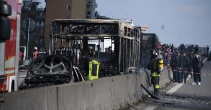 Senegalese dà fuoco a bus di piccoli scolari6