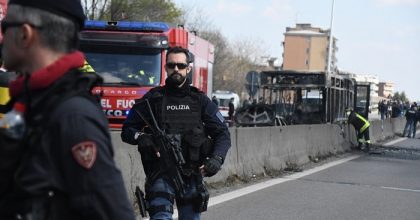 Senegalese dà fuoco a bus di piccoli scolari5