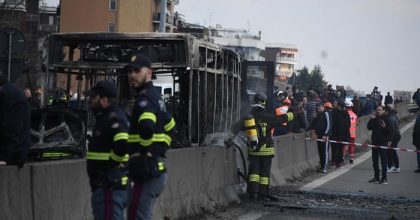 Senegalese dà fuoco a bus di piccoli scolari1