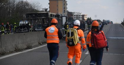 Senegalese dà fuoco a bus di piccoli scolari8