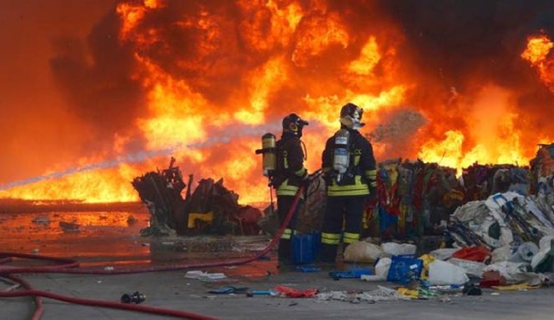 Modena, vasto incendio alla discarica. Psicosi sui social: "Non ci diranno mai se la nube è tossica"