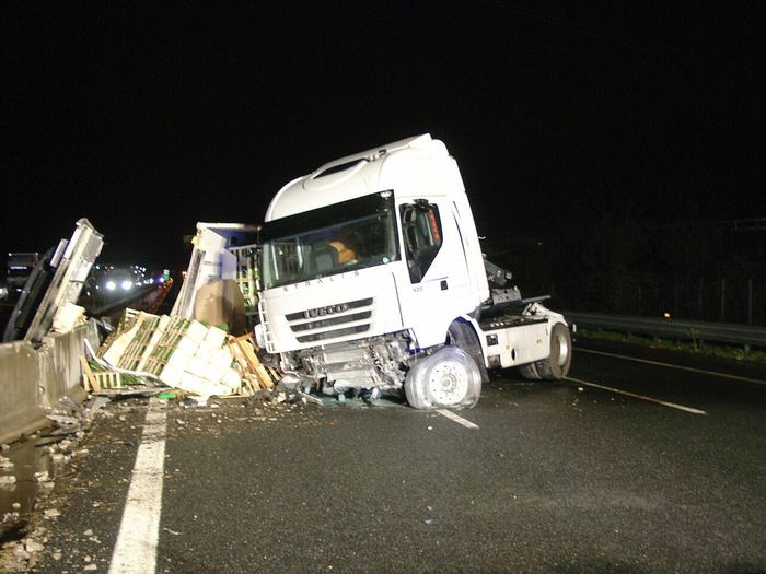 A18, tir si ribalta vicino Acireale: Mario Tripoldelli muore intrappolato nella cabina