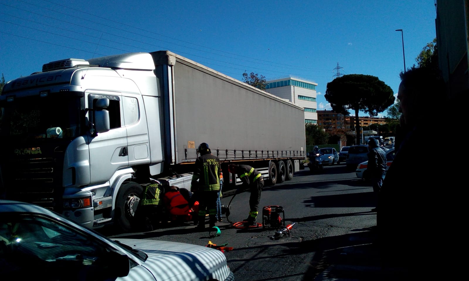 Roma, incidente su via Collatina: uomo investito da camion3