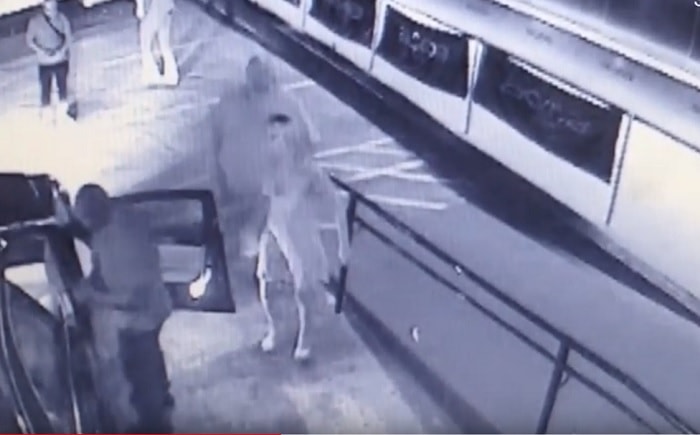 agnese Klavina entra in auto