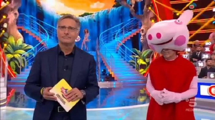 Ciao Darwin, Luca Laurenti (vestito da Peppa Pig) si fa male a un piede