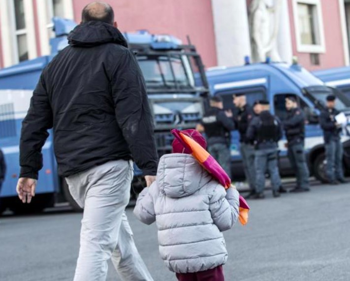 Lazio-Roma, scontri pre derby: assalto a bar giallorosso a Casal Bertone