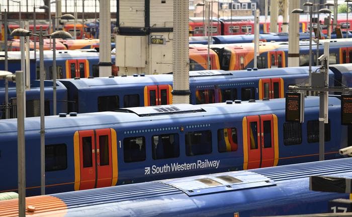 Londra, allarme terrorismo: tre pacchi bomba a Heathrow, London City e Waterloo