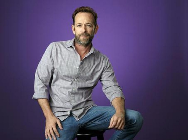 Luke Perry è stato cremato: le sue ceneri saranno sparse nella sua fattoria nel Tennessee (foto Ansa)