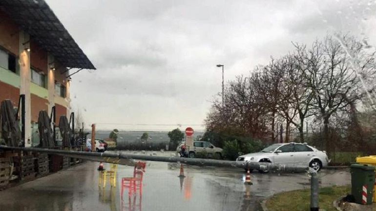 Maltempo Jesi, tromba d'aria, grandine e pioggia (foto Ansa)