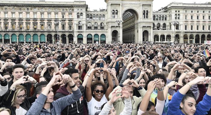 Milano, 200.000 in piazza contro il razzismo con lo slogan "prima le persone"