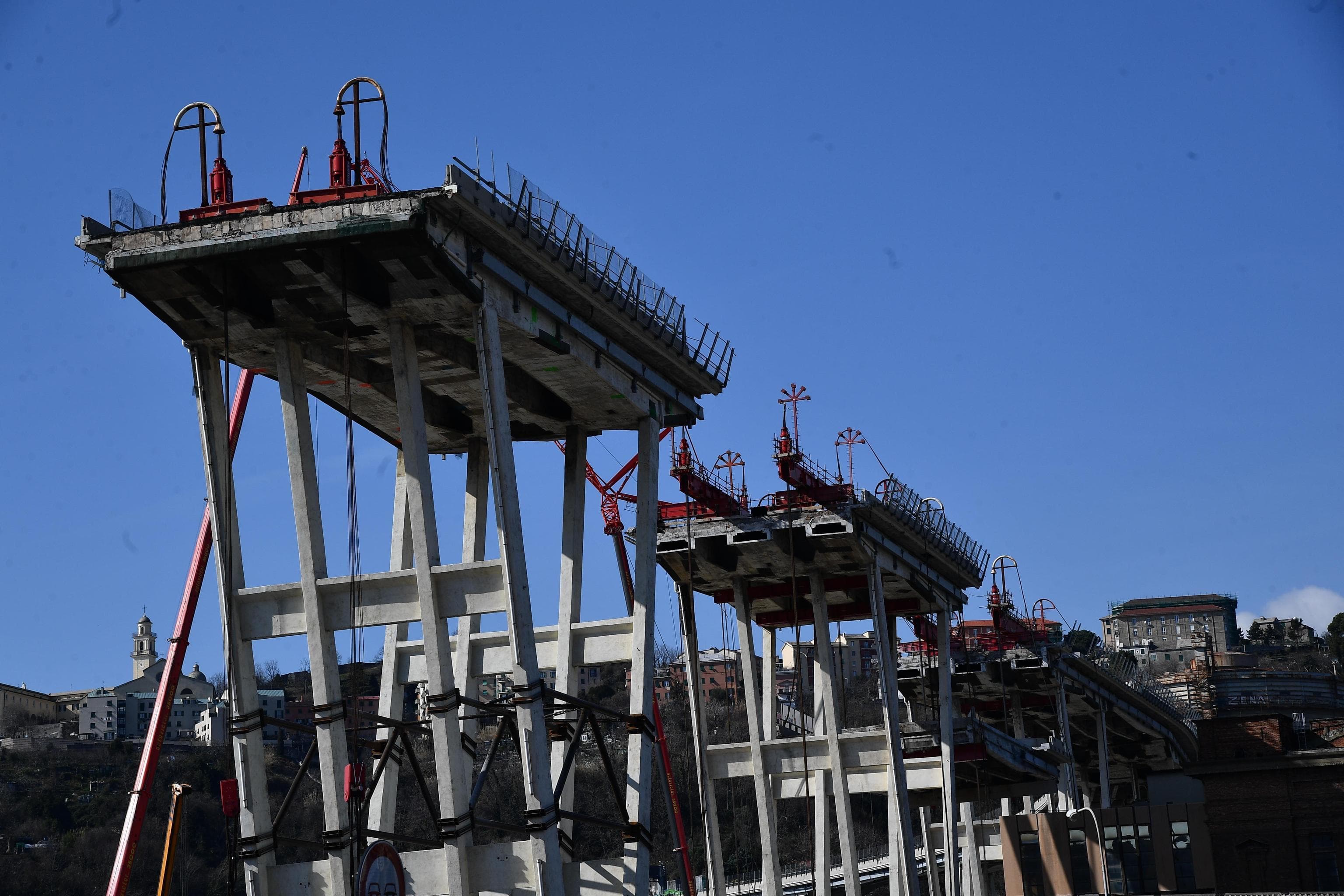 Ponte Morandi, tracce di amianto nel pilone 8: sospeso l'abbattimento