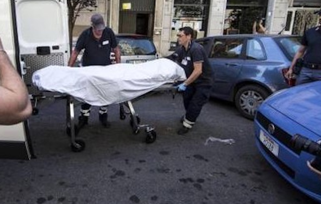Roma, anziana trovata morta in casa con scotch su naso e bocca: è giallo