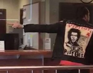 Nicolas Cage ubriaco: all'ufficio matrimoni di Las Vegas urla frasi sconnesse4