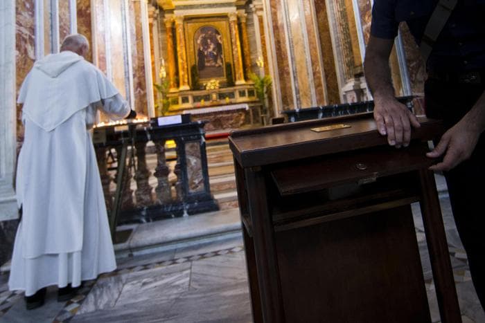 Mira (Venezia): lascia offerta in chiesa ma "prima gli italiani". Il parroco: "Se la riprenda"