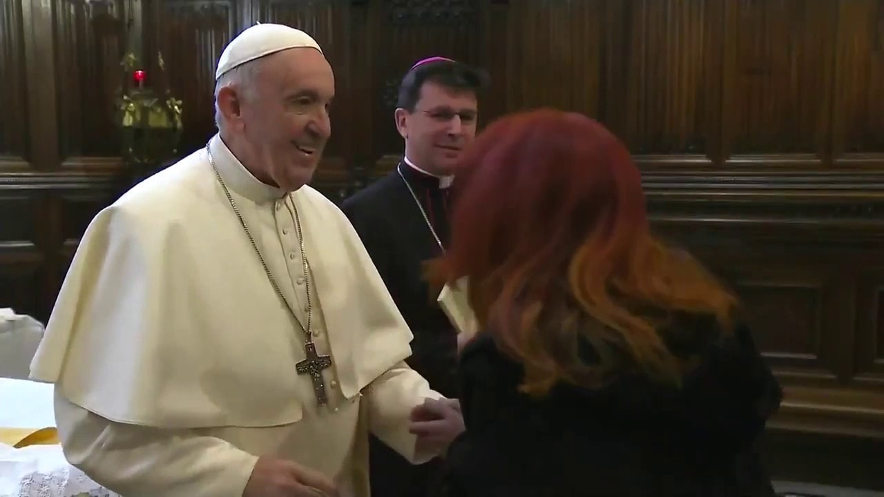 Papa Francesco, perché sottrae la mano al bacio? Per umiltà, troppa riverenza. E l'anello piscatorio...