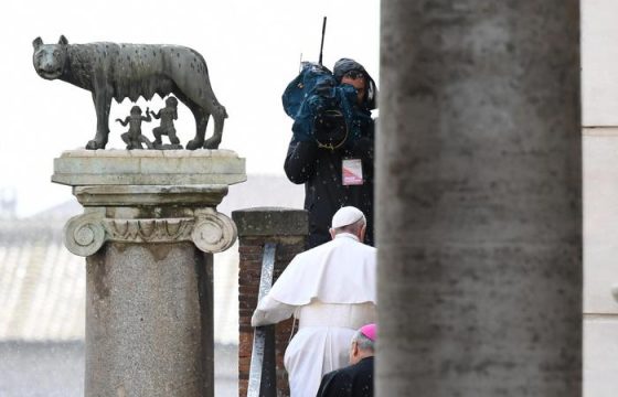 Papa Francesco si affaccia dal balcone4