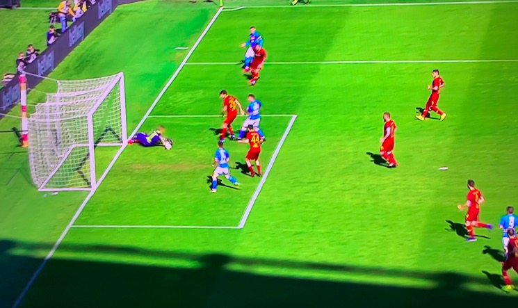 Papera di Olsen contro il Napoli, tifosi della Roma furiosi con il portiere e con Monchi