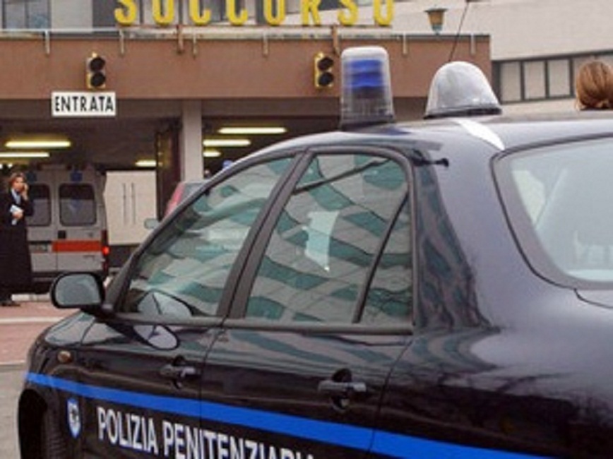 Terni, spari in ospedale: due detenuti tentano la fuga. Uno bloccato, l'altro inseguito sulla superstrada