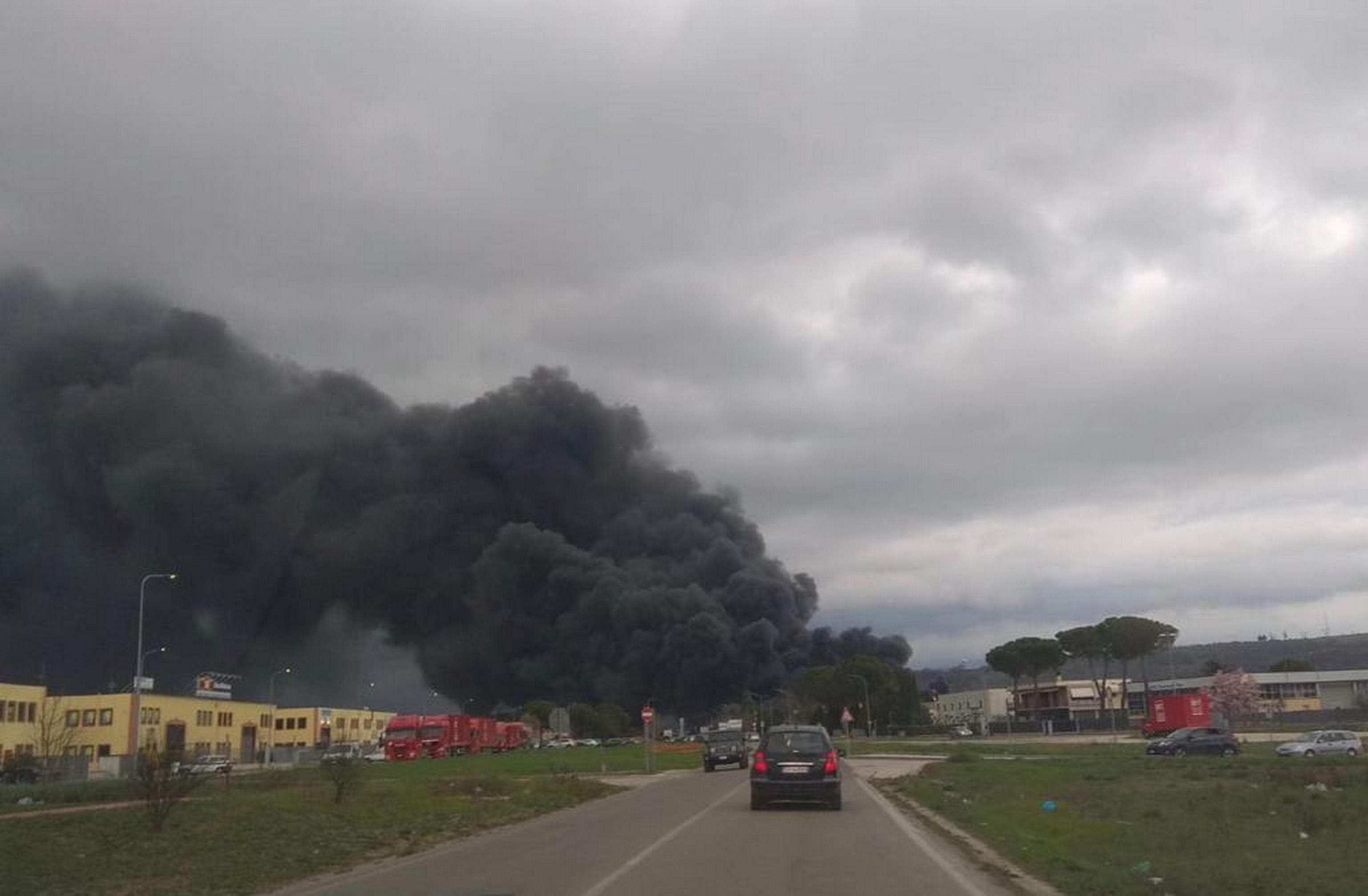 Perugia, incendio in azienda recupero rifiuti. Sos nube tossica, scuole chiuse VIDEO