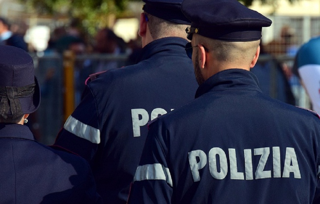 Napoli, bimbo non respira più: due poliziotti lo salvano in strada