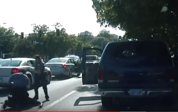 Usa, poliziotta spara ad afroamericano poi si difende: "Ho scambiato la pistola per il taser"