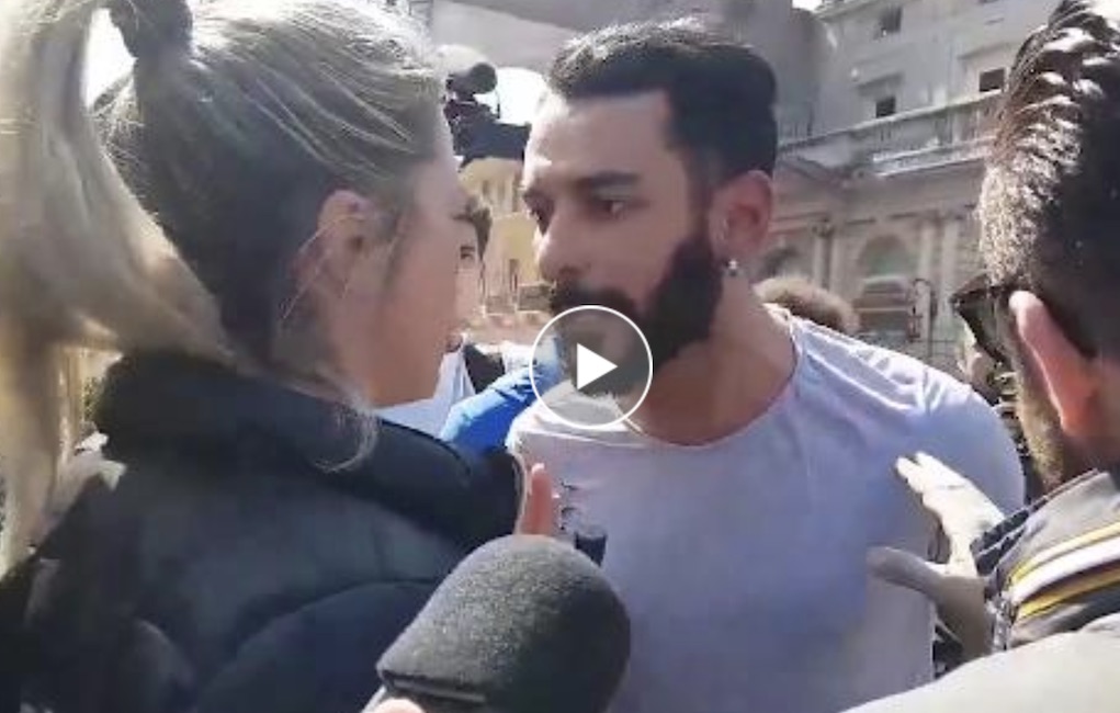 Verona, fan di Salvini fa il saluto romano e mostra il lato b alla poliziotta VIDEO