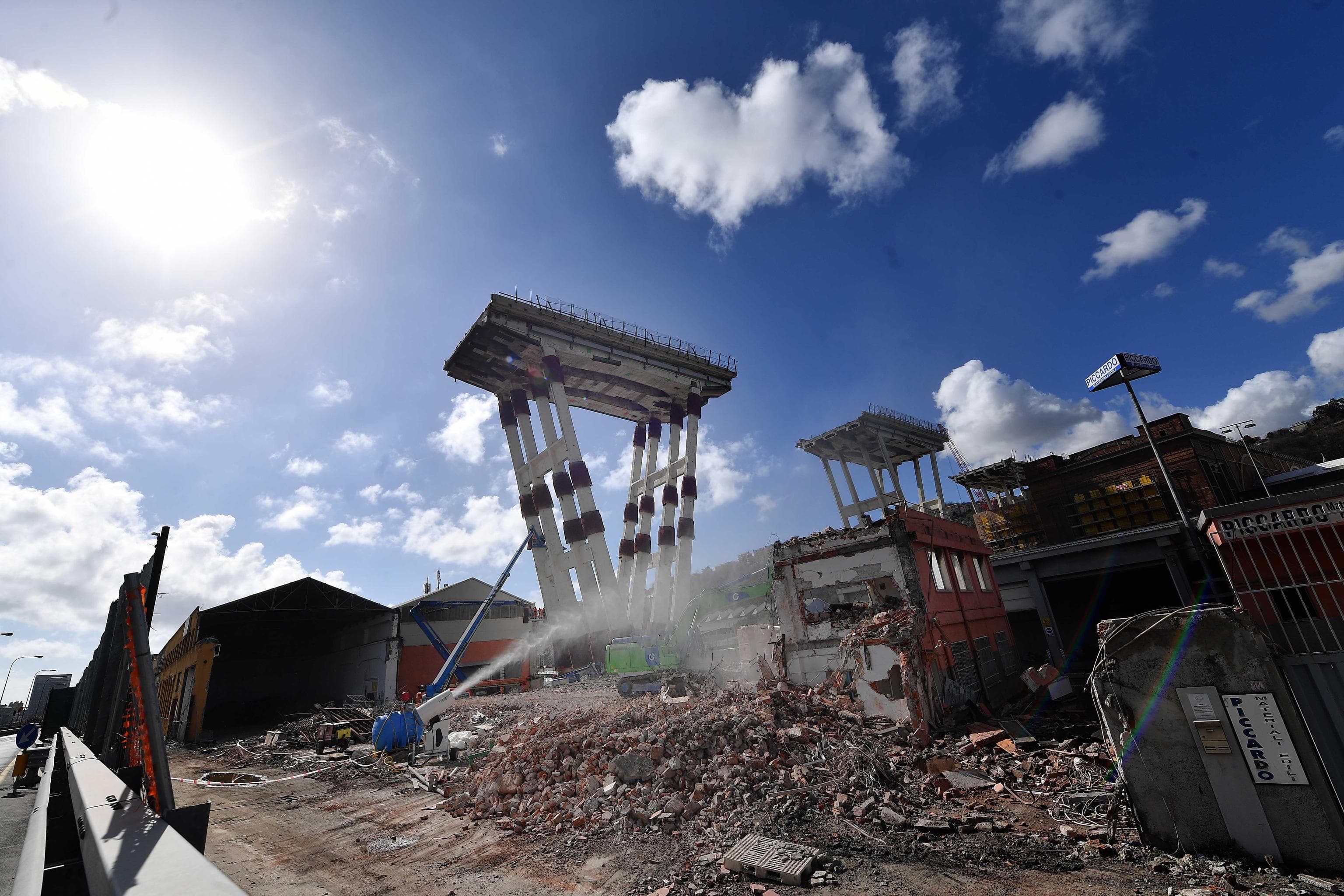 Genova, Conte inaugura l'inizio lavori col taglio di una torta a forma di ponte. Parenti vittime disgustati