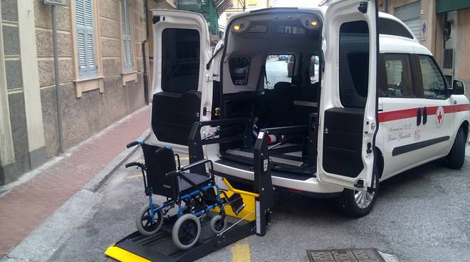 Vauda Canavese, il Comune alla madre: o paga la mensa, o niente pulmino per il figlio disabile