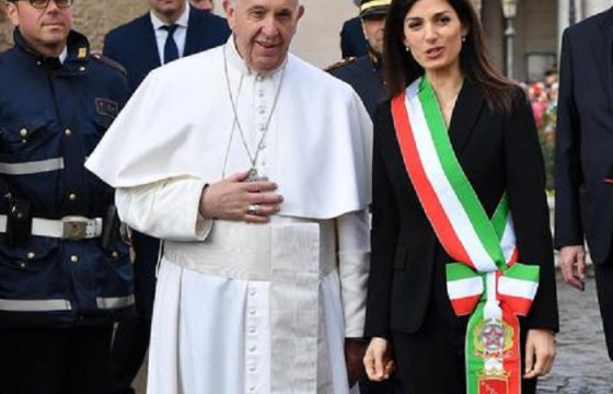 Papa Francesco si affaccia dal balcone7