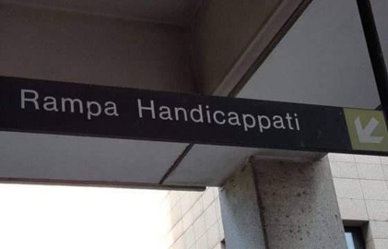 Bologna, "rampa handicappati". I due cartelli