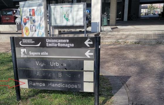 Bologna, "rampa handicappati". I due cartelli 2