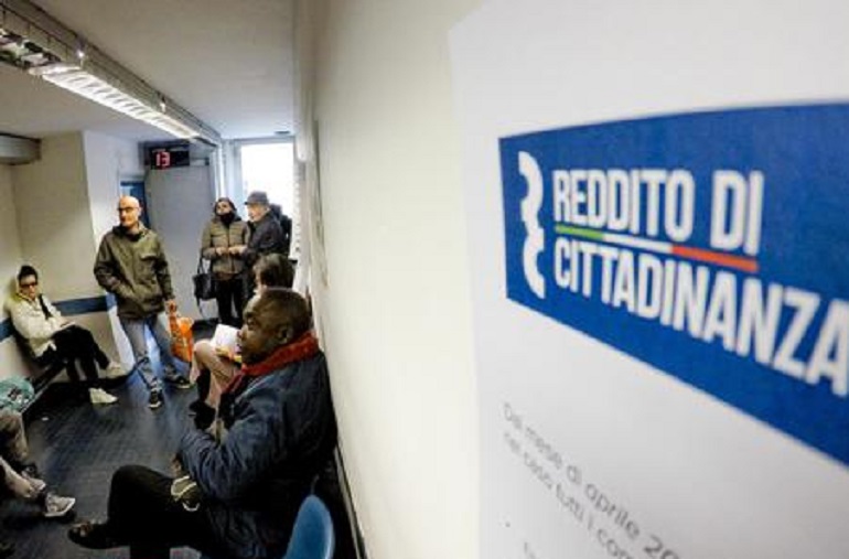 Reddito di cittadinanza, saranno assunti 65 nuovi carabinieri per i controlli (foto Ansa)