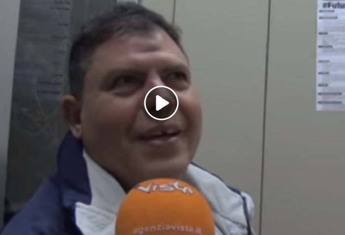 Reddito di cittadinanza, persone in coda in un caf di Milano