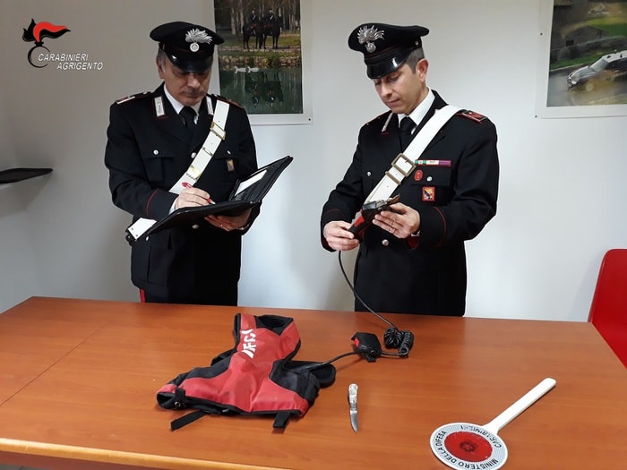 Ribera (Agrigento): rumeno ruba forbici a contadini, loro vanno a casa sua e lo sequestrano