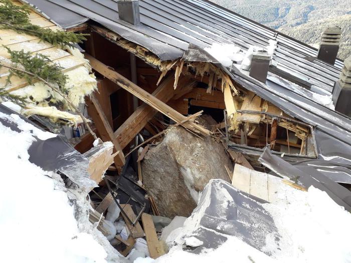 San Vito di Cadore, frana di sassi: un masso sfonda il rifugio Scotter-Palatini