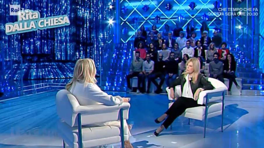 Domenica In, Rita Dalla Chiesa ricorda Fabrizio Frizzi. E il web insorge: "E' Carlotta Mantovan la vedova"