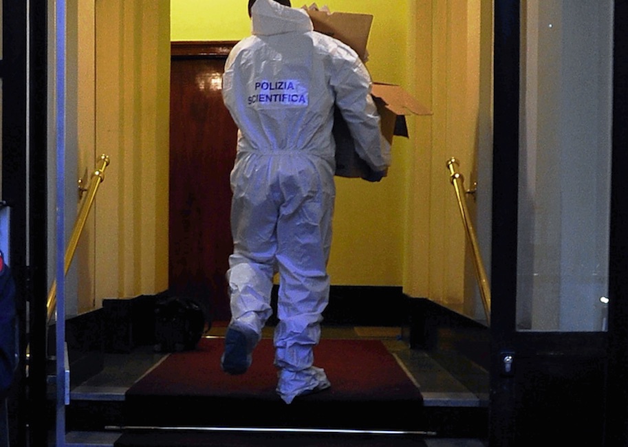 Milano, Roberta Priore trovata morta in casa: un cuscino accanto al viso. Ipotesi passionale