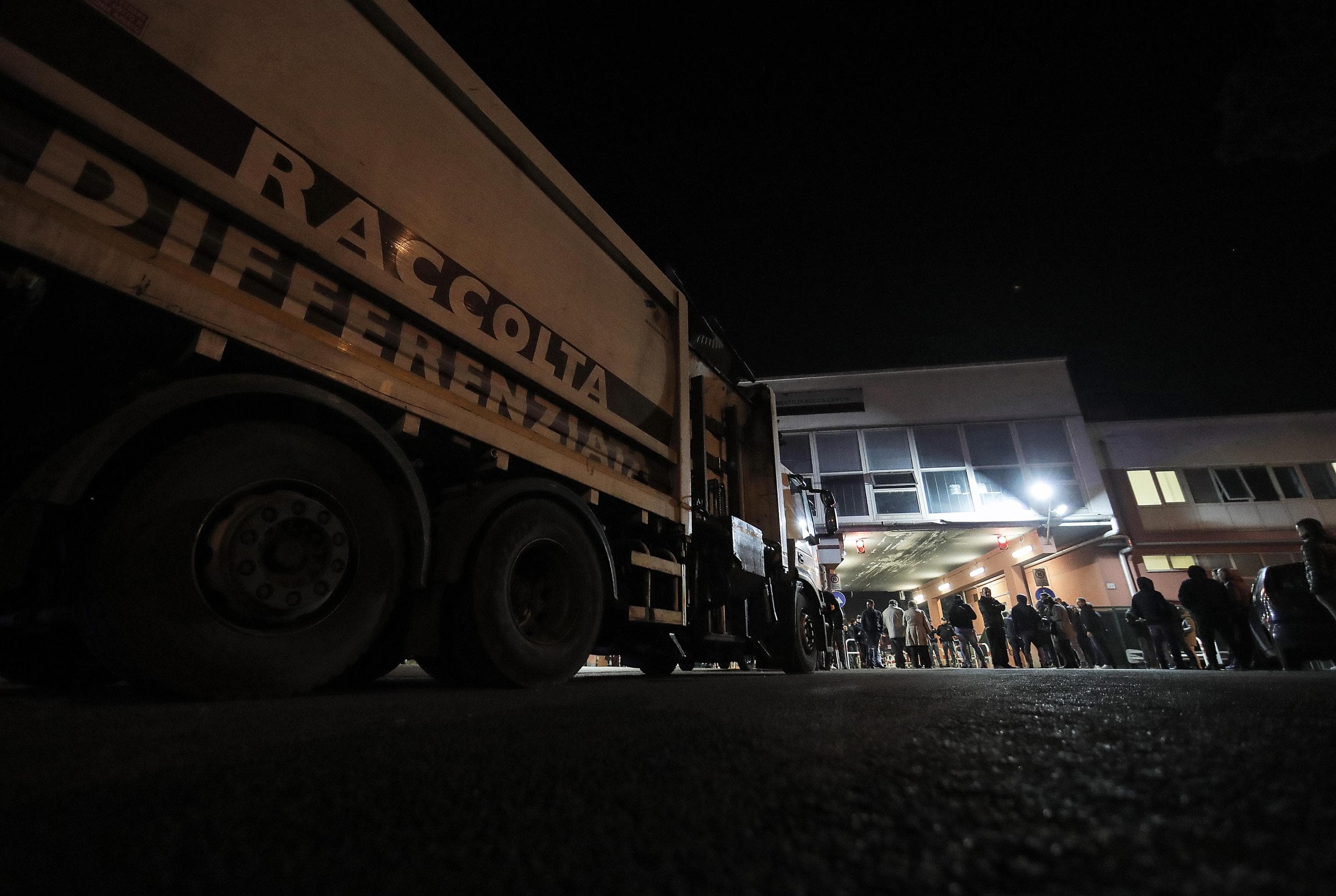 Rocca Cencia a fuoco: l'ultimo posto in cui si smaltiva la spazzatura a Roma