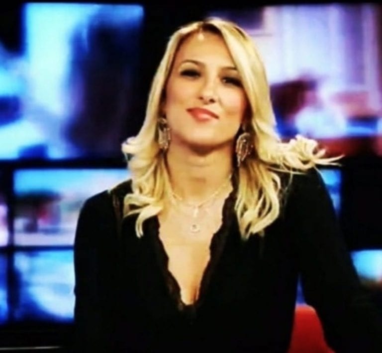 Virginia Saba sta con Di Maio ma imita Salvini con la giacca della polizia