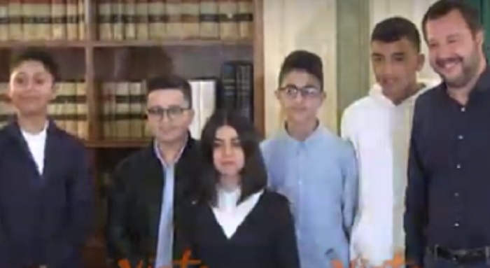 salvini premia bambini bus