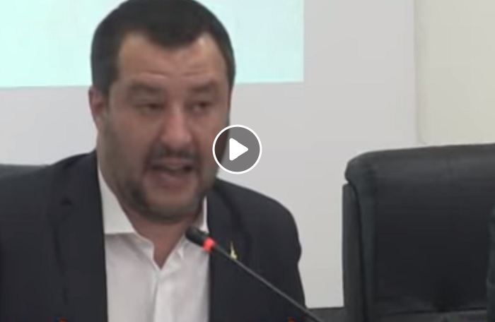 Salvini: "Non mi metto la giacca dei Vigili del Fuoco sennò mi rompono"