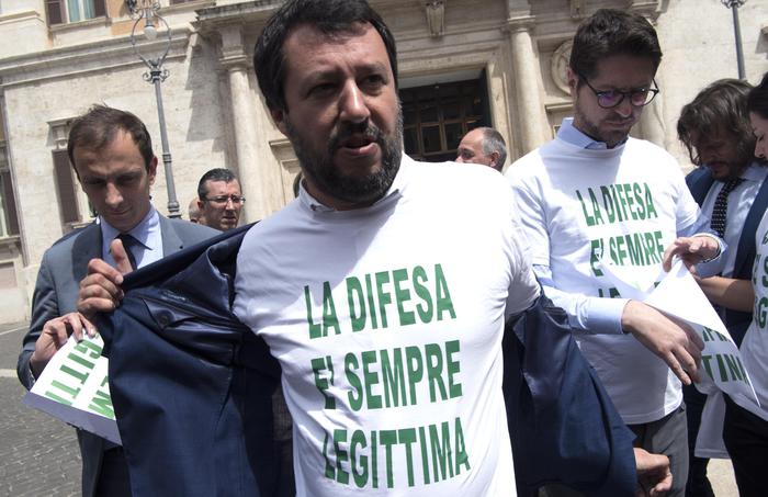 Lega: e ora la pistola! Proposta di legge di 70 parlamentari