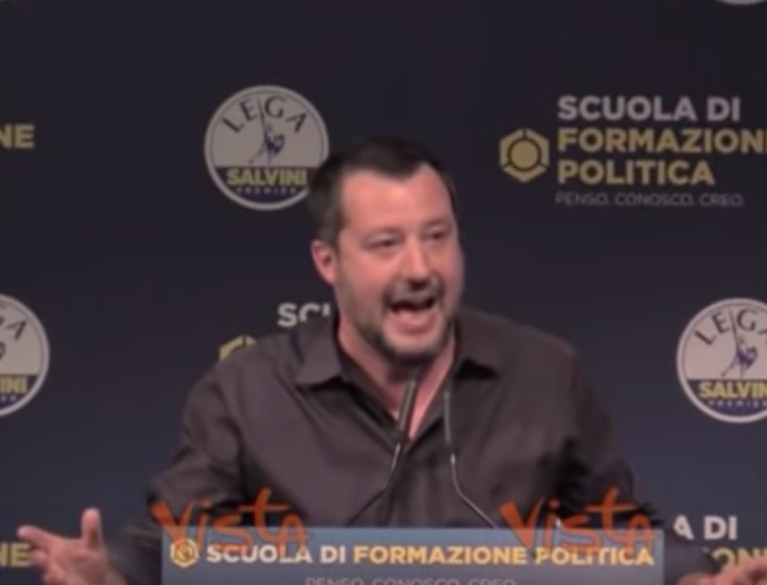 Matteo Salvini contro Repubblica e Corriere: "Parlano di come mi vesto. Non sanno di che ca*** scrivere" VIDEO